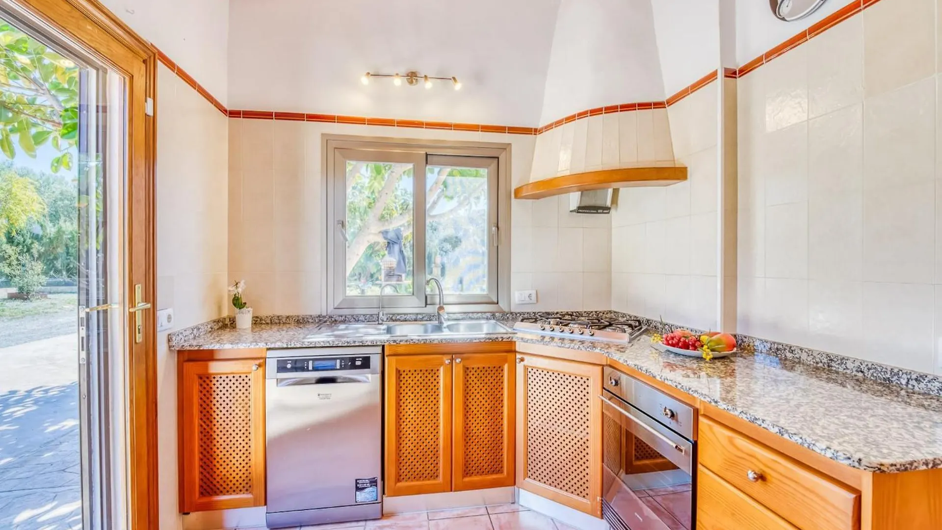 2 Bedroom Beach Country House, Arta Holiday home